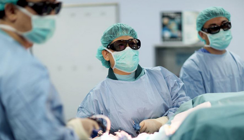 　　近日，新华医疗武汉方泰医院妇科在柯贤雯教授的带领下开展了3D高清腹腔镜下全子宫切除手术。腹腔镜手术具有创伤小、恢复快等优势，是妇科手术发展的必然趋势。  　　手术当天，在新华医疗武汉方泰医院，医生们借助3D高清腹腔镜技术给一名女性患者顺利实施全子宫切除术。据介绍，3D高清腹腔镜技术采用特殊的双镜头摄像系统，采集三维立体的视频影像。手术医生通过佩戴特殊的3D眼镜，还原了真实视觉中的三维立体组织图像，手术视野更为清晰，提高了手术成功率、降低了手术风险。  　　新华医疗武汉方泰医院妇科主任柯贤雯教授（中）和手术团队借助3D眼镜实施3D高清腹腔镜全子宫切除术 新华医疗武汉方泰医院妇科主任柯贤雯教授（中）和手术团队借助3D眼镜实施3D高清腹腔镜全子宫切除术。 　新华医疗武汉方泰医院妇科主任柯贤雯教授（中）和手术团队借助3D眼镜实施3D高清腹腔镜全子宫切除术
